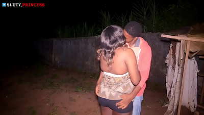 Gatuomani och hett sex med en knubbig tjej från klubben