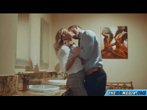 ❤️ När en bystig blondin förför dig på en offentlig toalett Porno at sv.hentaiteca.ru ❌❤